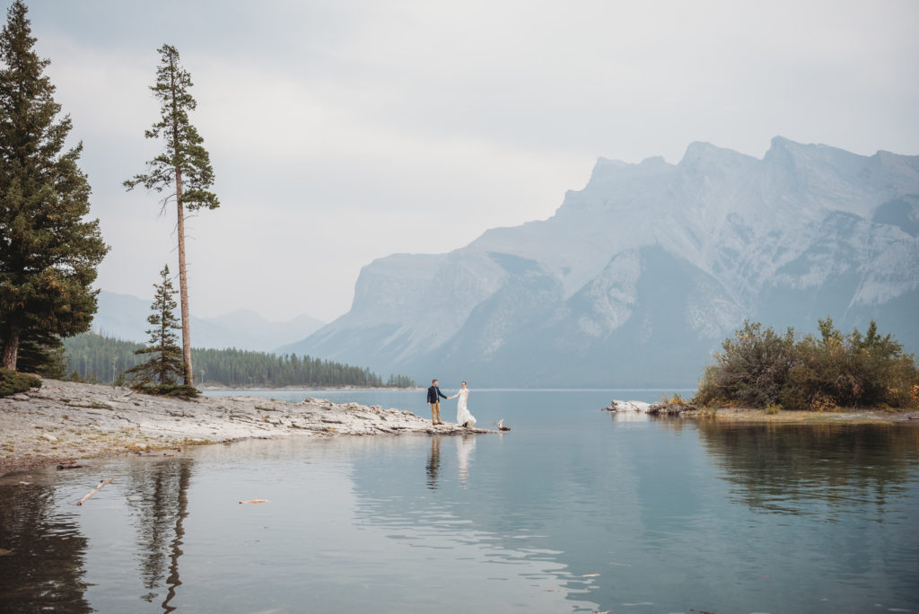 Banff wedding photographer in lake minnewanka