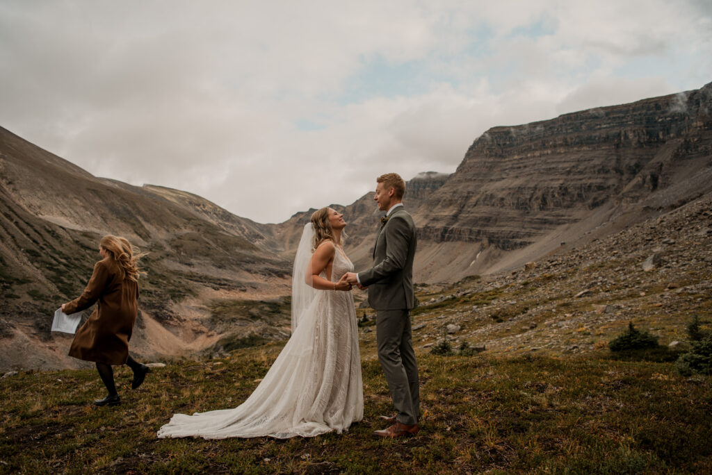 helicopter elopement ceremony at lake of the falls